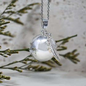 Bola de grossesse plaqué argent lisse, avec plume Indienne - ⌀ 2,2 cm & chaine 114cm - Irréversible Bijoux